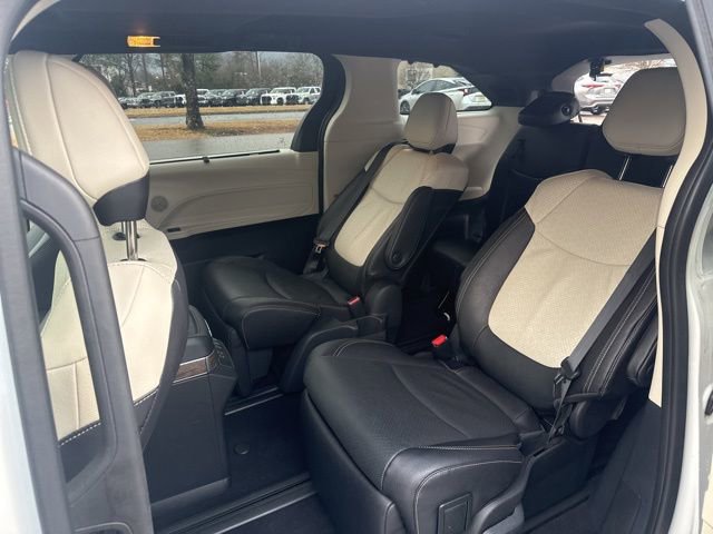 Used 2025 Toyota Sienna Platinum image 16