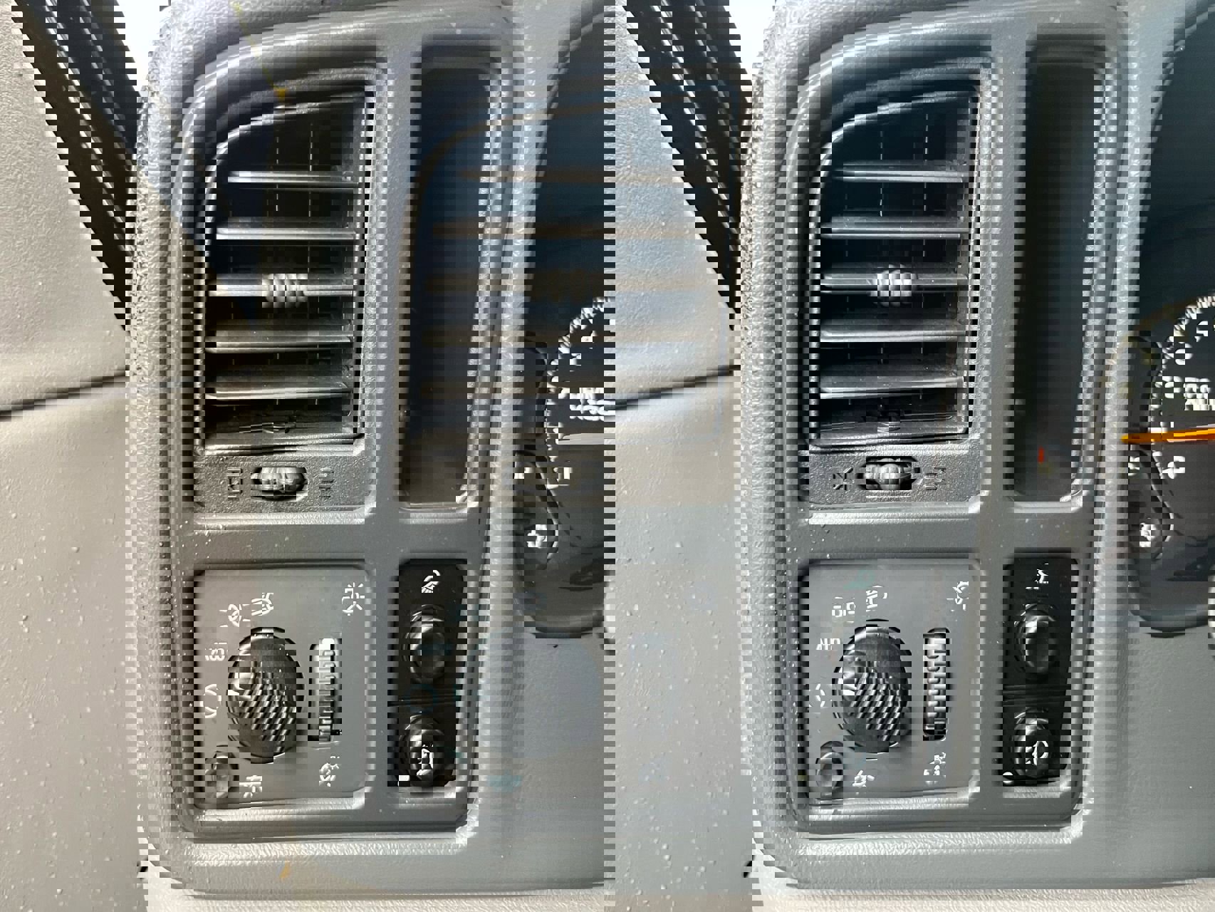 Used 2005 Chevrolet Avalanche Z66 w/ Preferred Equipment Group image 30