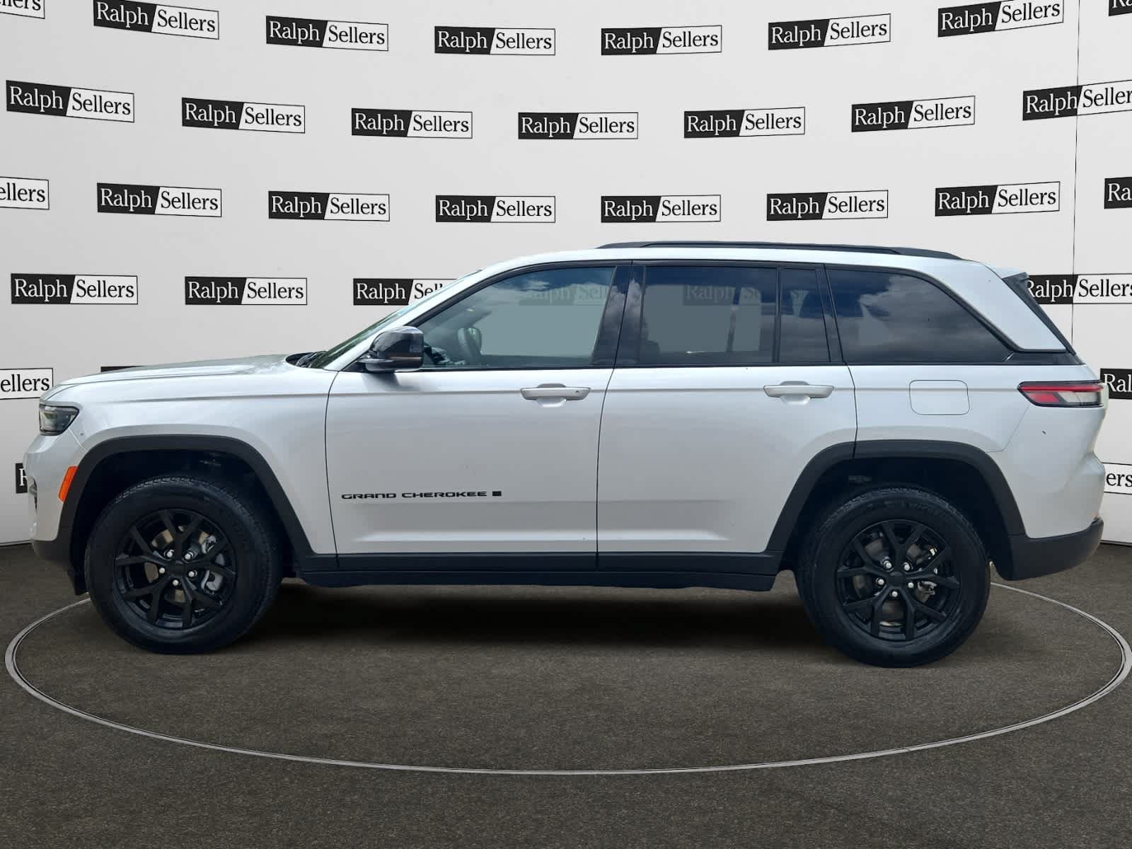 Used 2025 Jeep Grand Cherokee Altitude AWD/4WD image 3