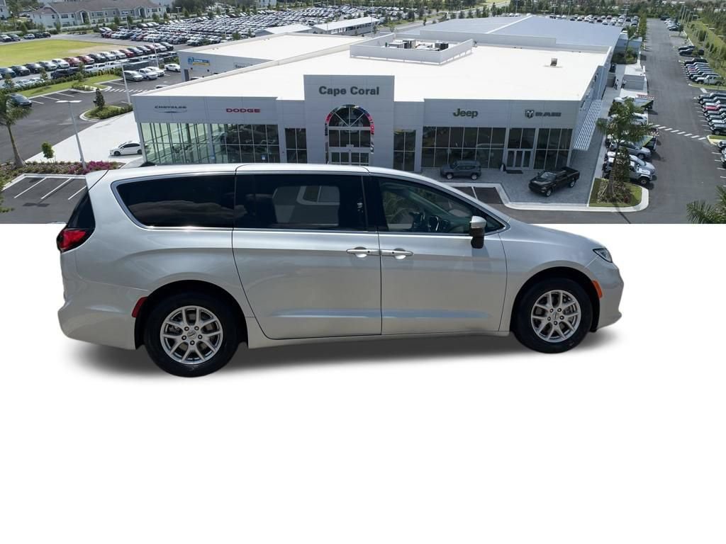 Used 2023 Chrysler Pacifica Touring-L FWD image 13