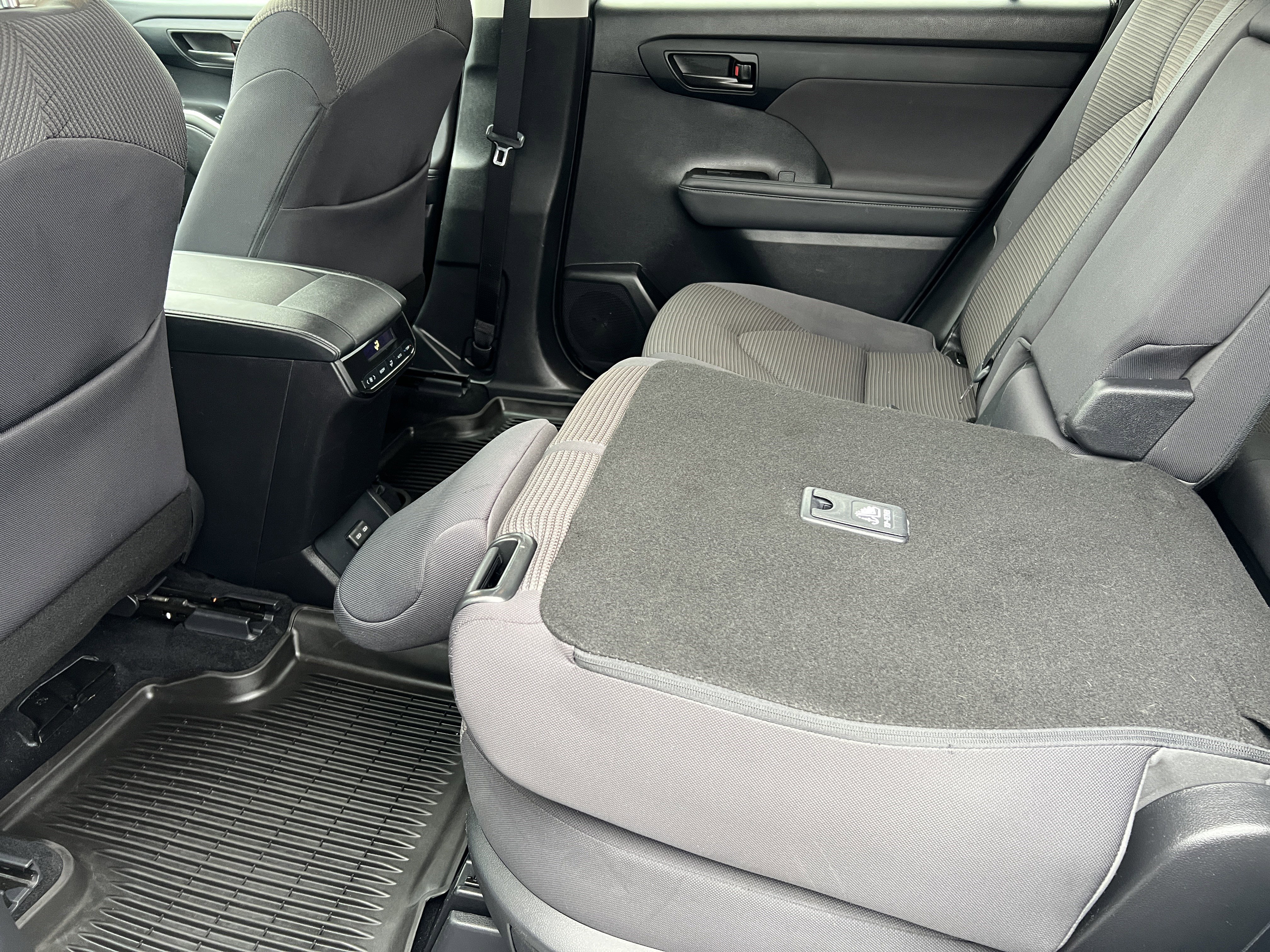 Used 2022 Toyota Highlander L image 16