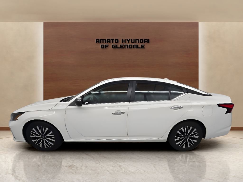 Used 2025 Nissan Altima 2.5 SV FWD image 3