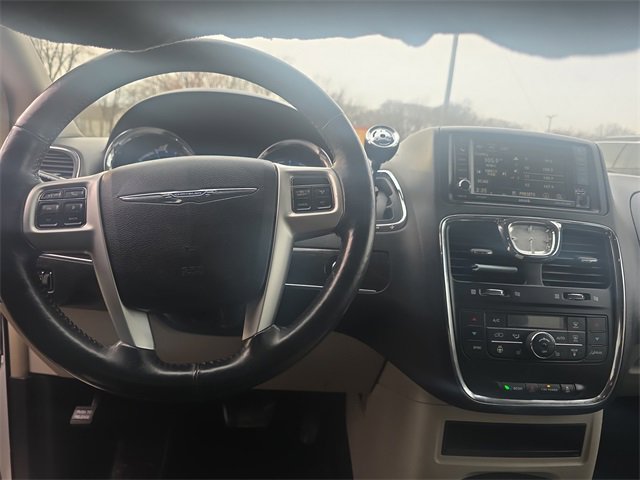 Used 2015 Chrysler Town & Country Touring w/ Driver Convenience Group image 10