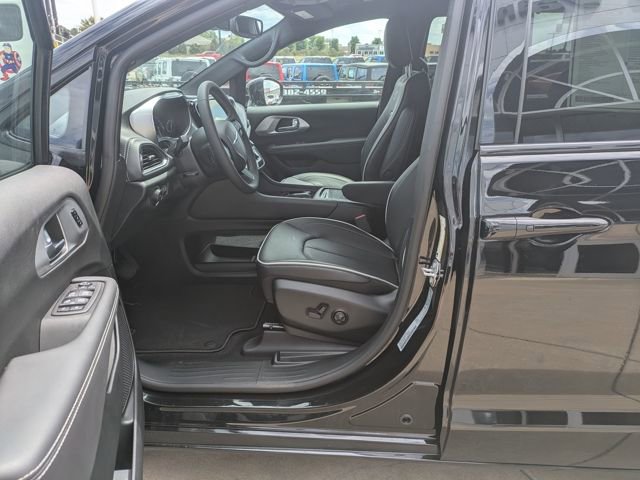 New 2026 Chrysler Pacifica Limited image 12