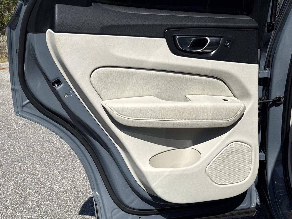 Used 2022 Volvo XC60 B5 Momentum w/ Climate Package image 13