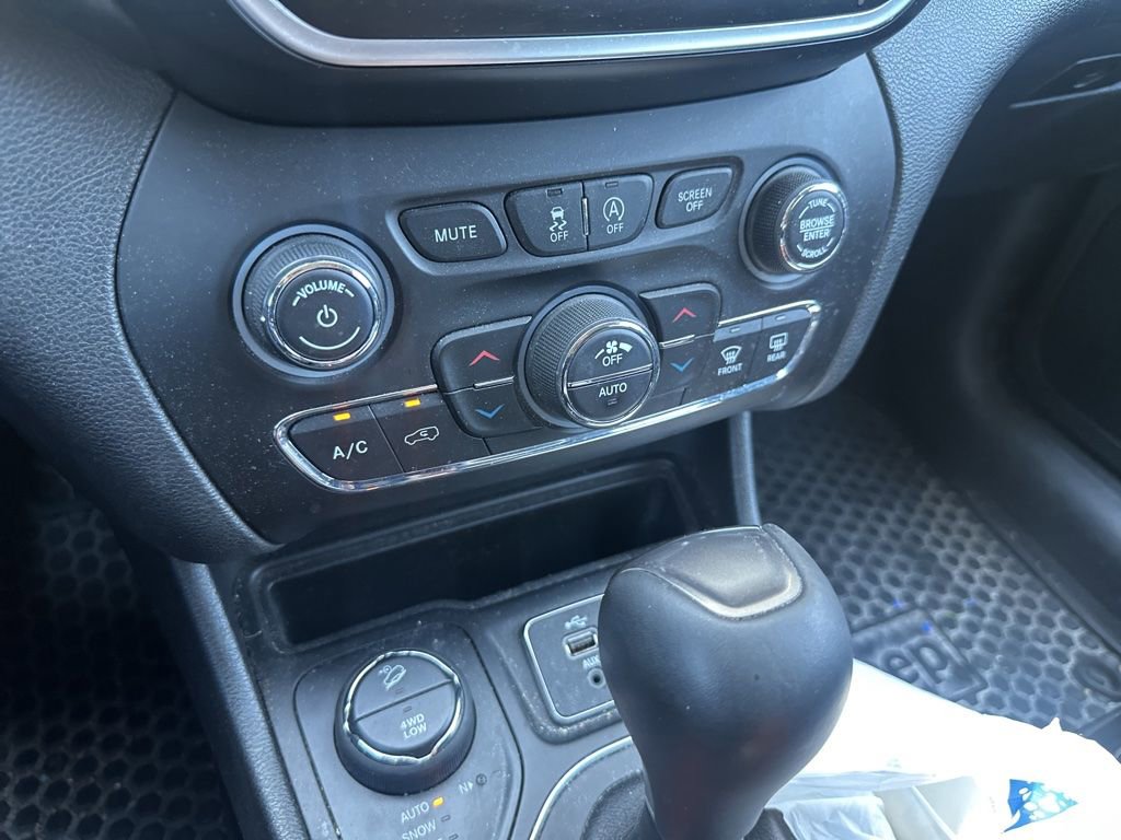 Used 2019 Jeep Cherokee Latitude Plus w/ Comfort/Convenience Group AWD/4WD image 16