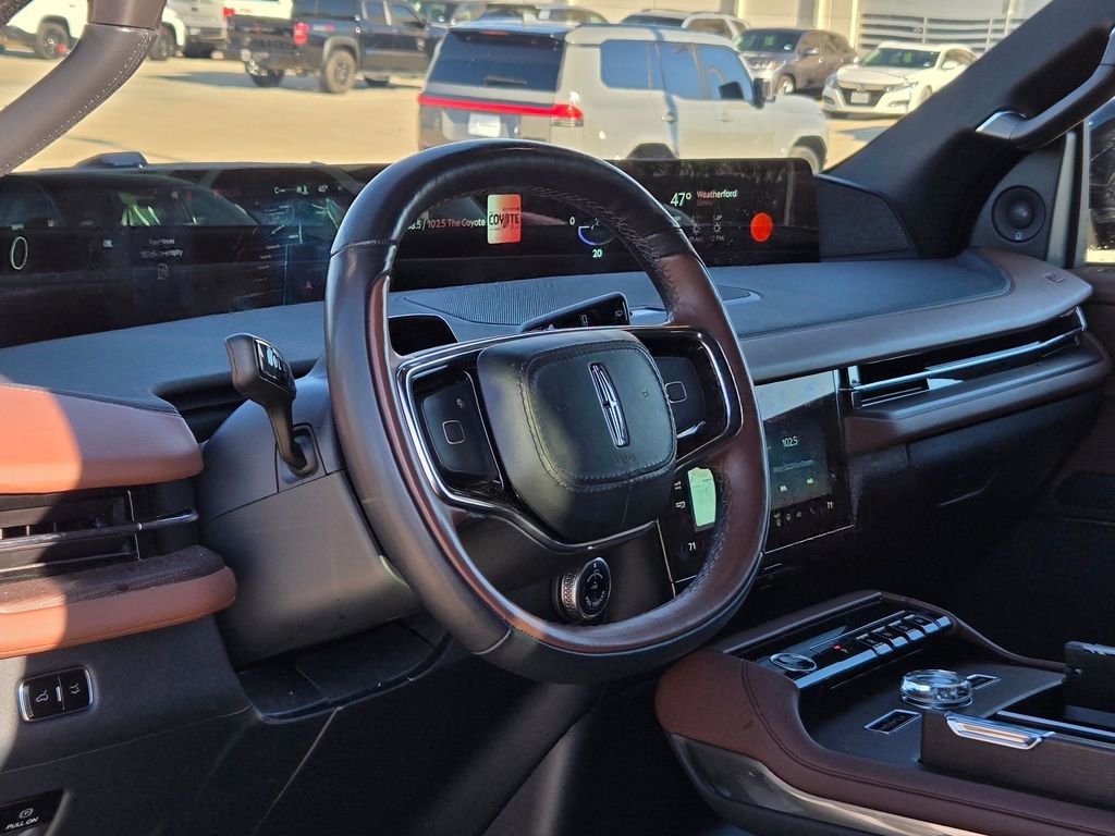 Used 2025 Lincoln Navigator Reserve image 9