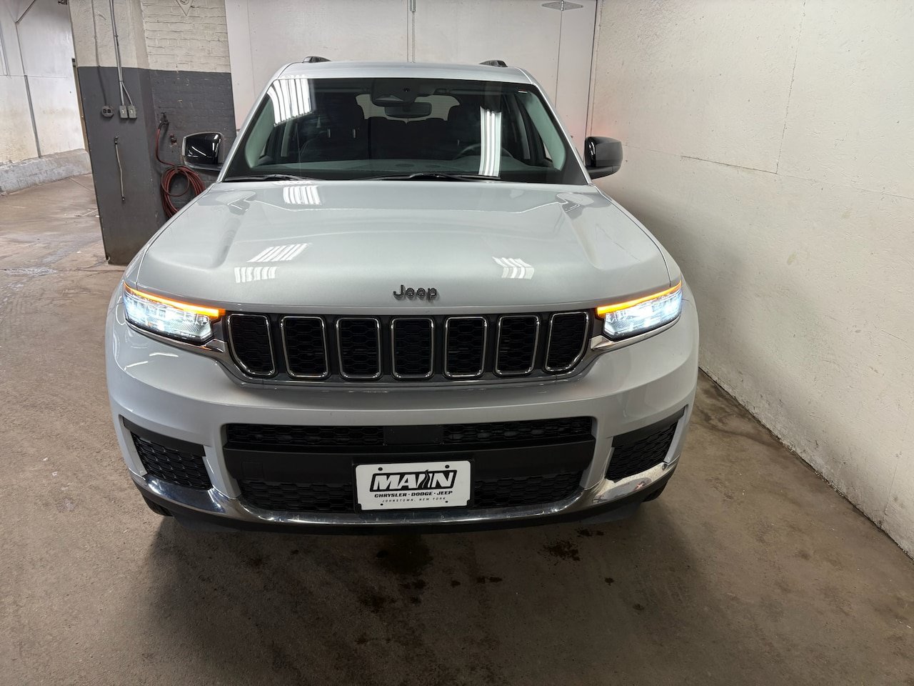 Used 2023 Jeep Grand Cherokee L Laredo w/ Luxury Tech Group I AWD/4WD image 5