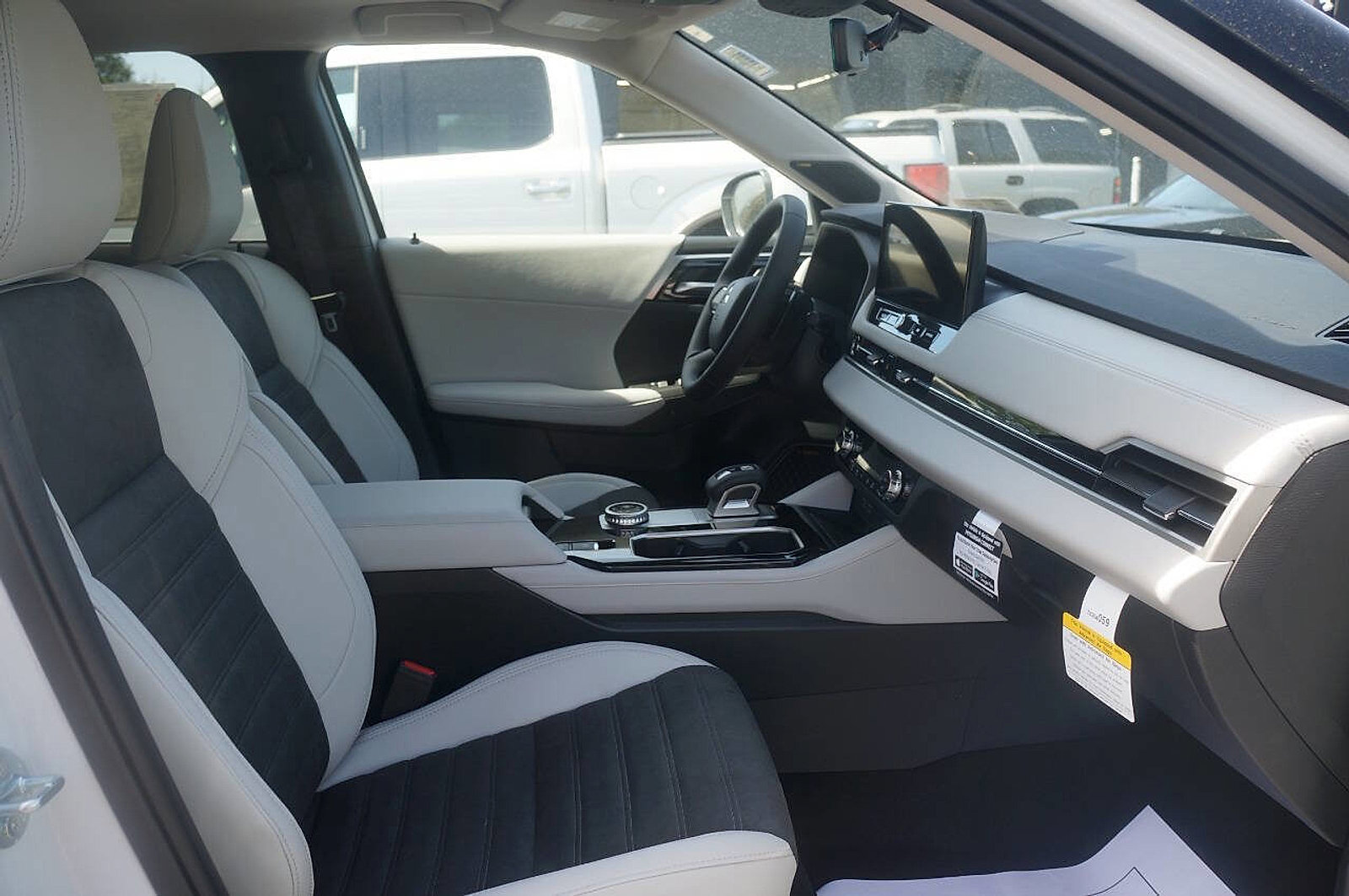 New 2025 Mitsubishi Outlander SE image 21