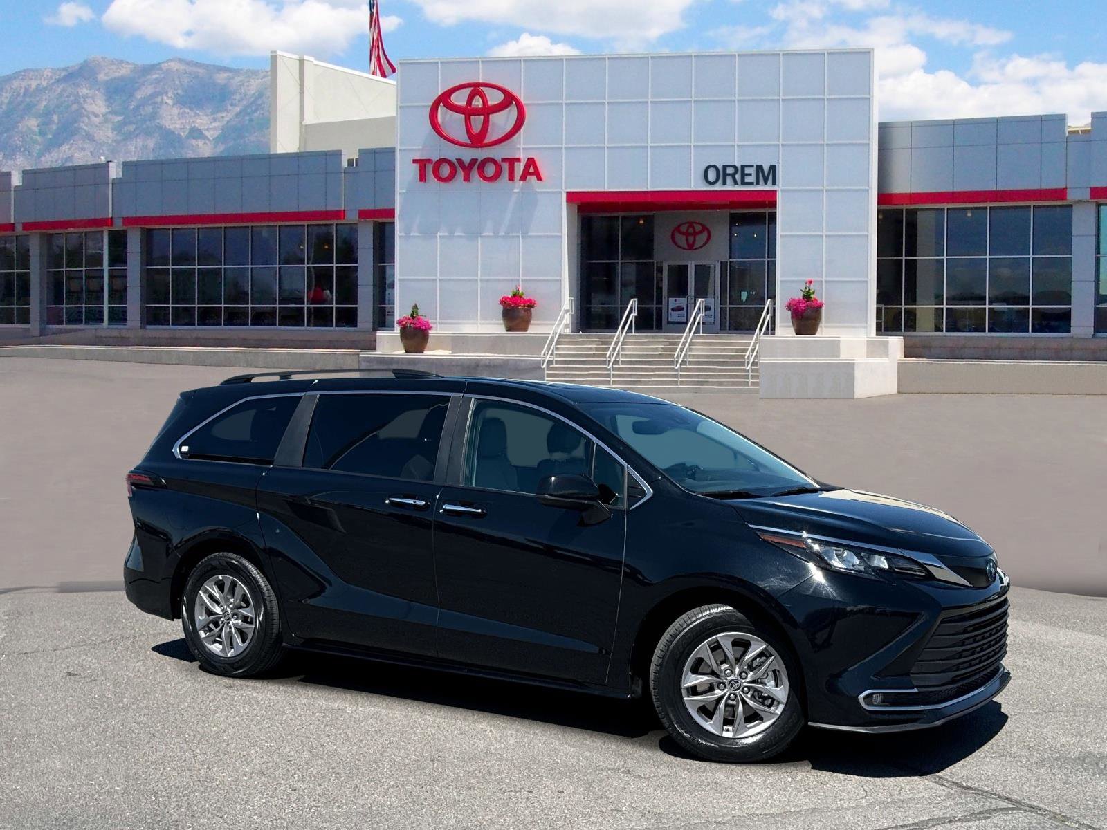 Used 2024 Toyota Sienna XLE FWD image 1