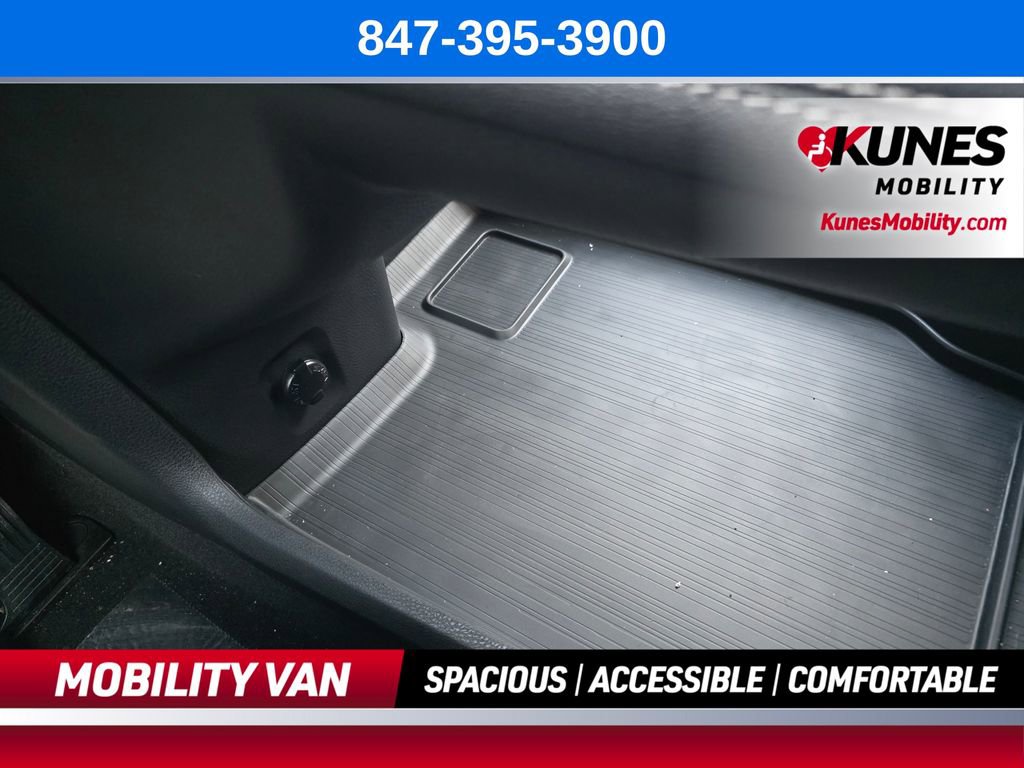 Used 2026 Toyota Sienna LE FWD image 60