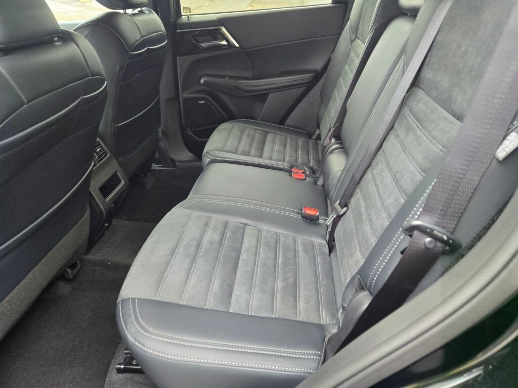 New 2026 Mitsubishi Outlander LE AWD/4WD image 13