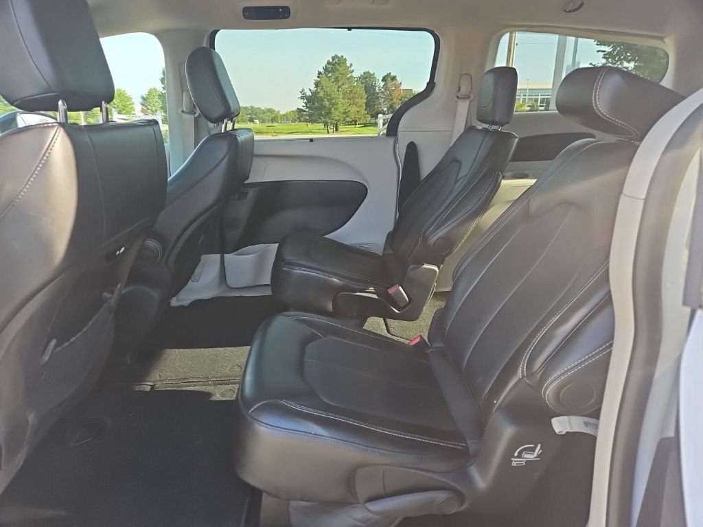 Used 2024 Chrysler Pacifica Touring-L FWD image 10