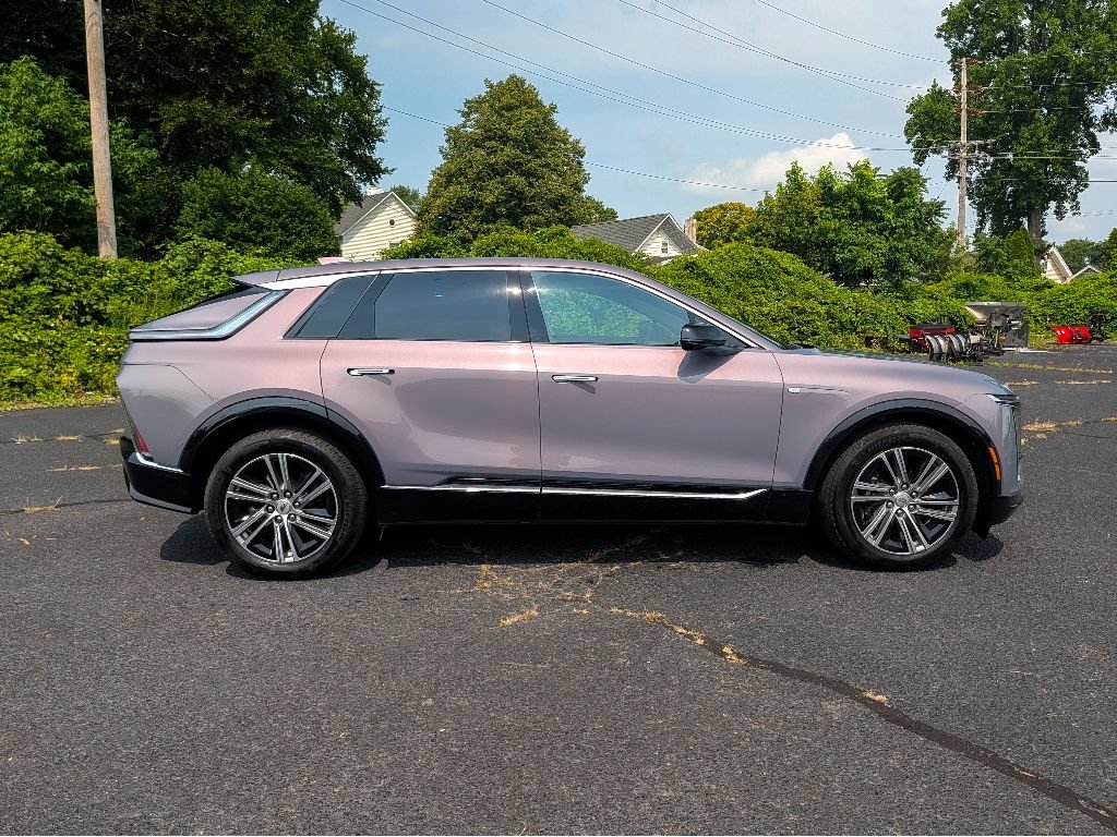 Used 2024 Cadillac Lyriq Luxury AWD/4WD image 4