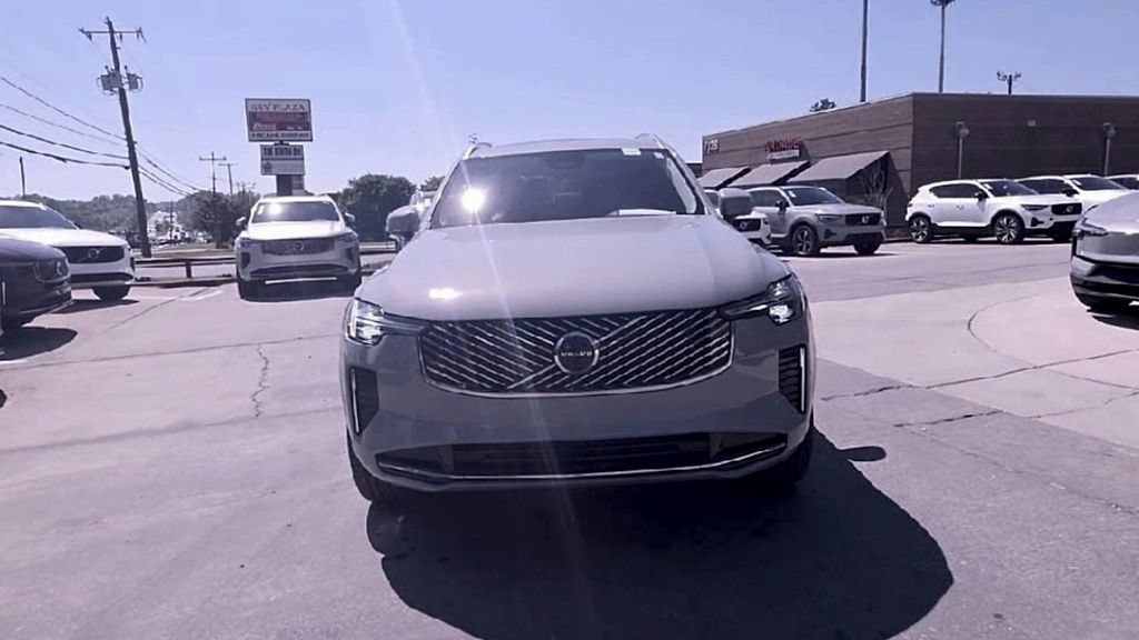 Certified 2025 Volvo XC90 B5 Plus AWD/4WD image 3