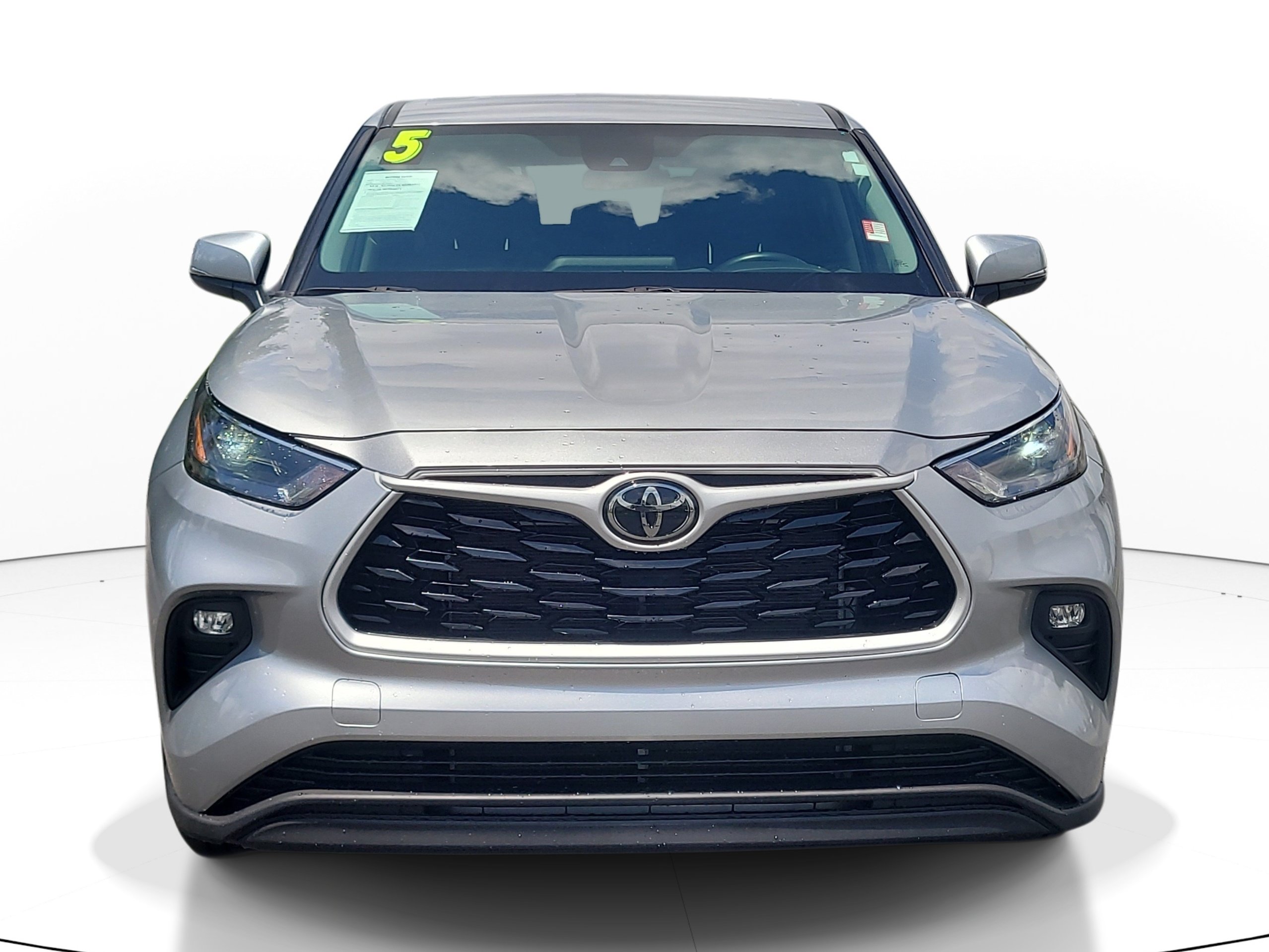 Used 2025 Toyota Highlander LE FWD image 2
