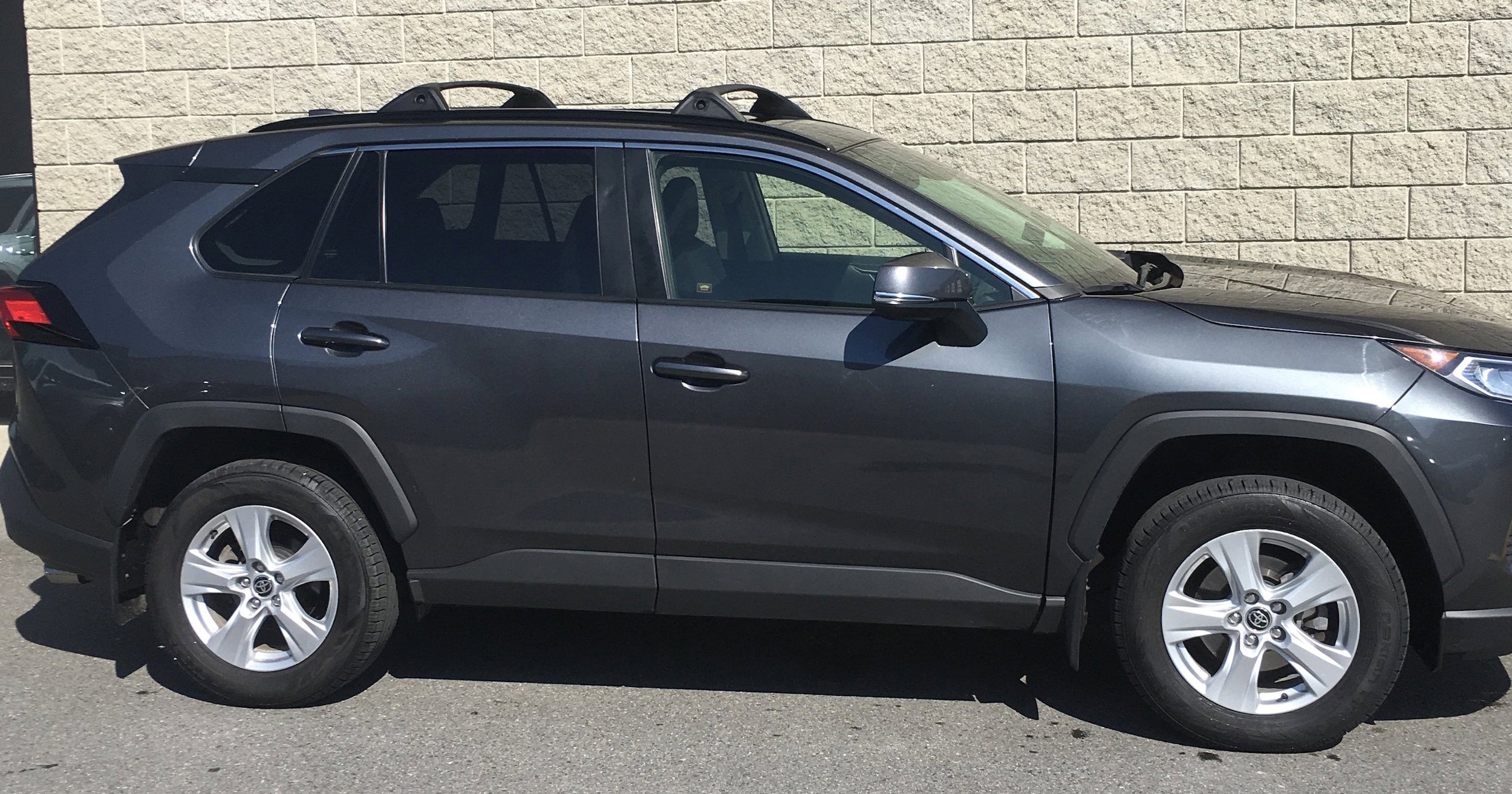 Used 2020 Toyota RAV4 XLE w/ Convenience Package AWD/4WD image 3