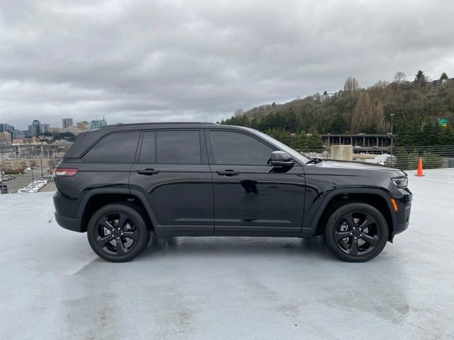 Used 2023 Jeep Grand Cherokee Altitude image 2