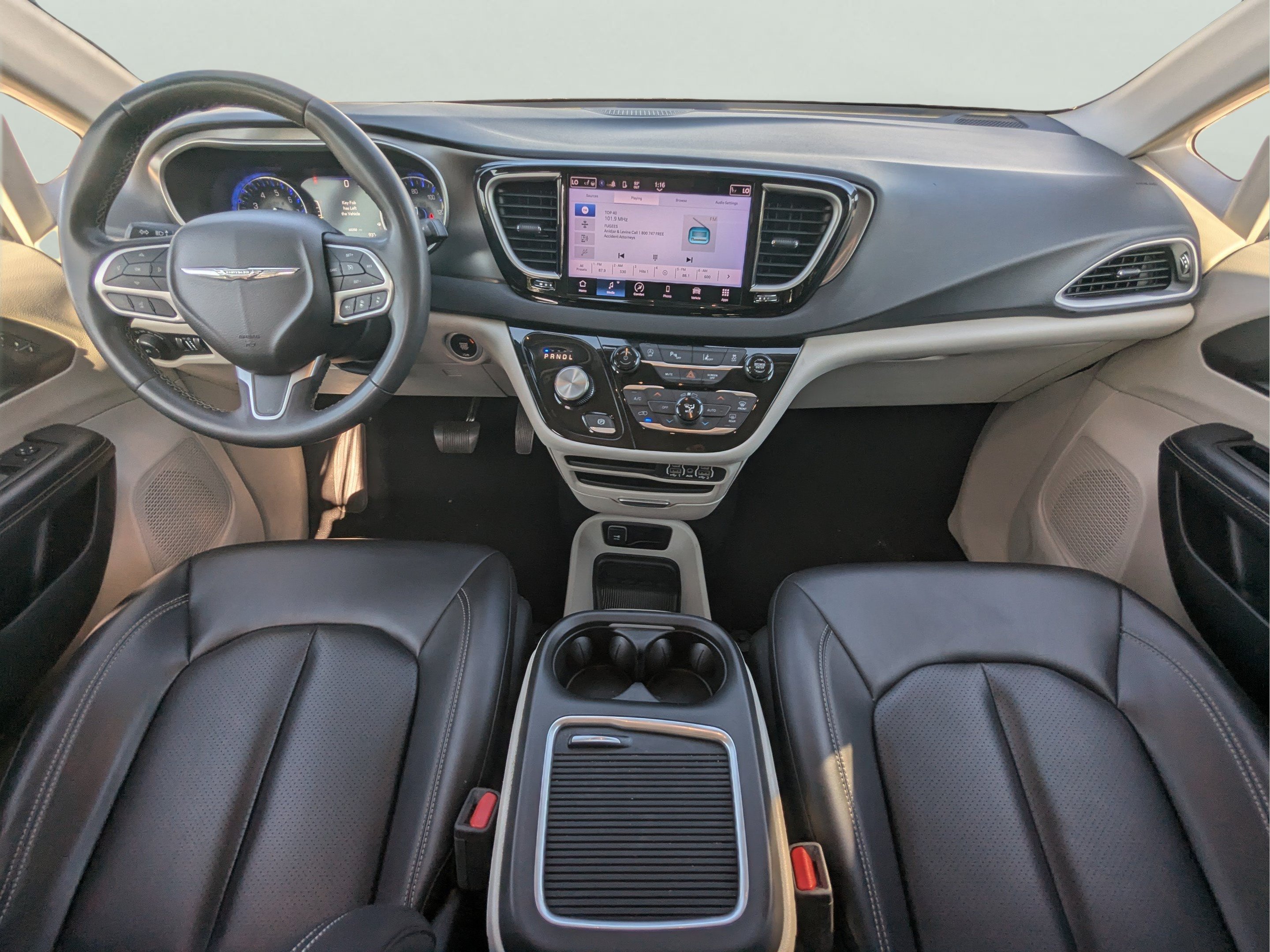 Used 2023 Chrysler Pacifica Touring-L FWD image 19