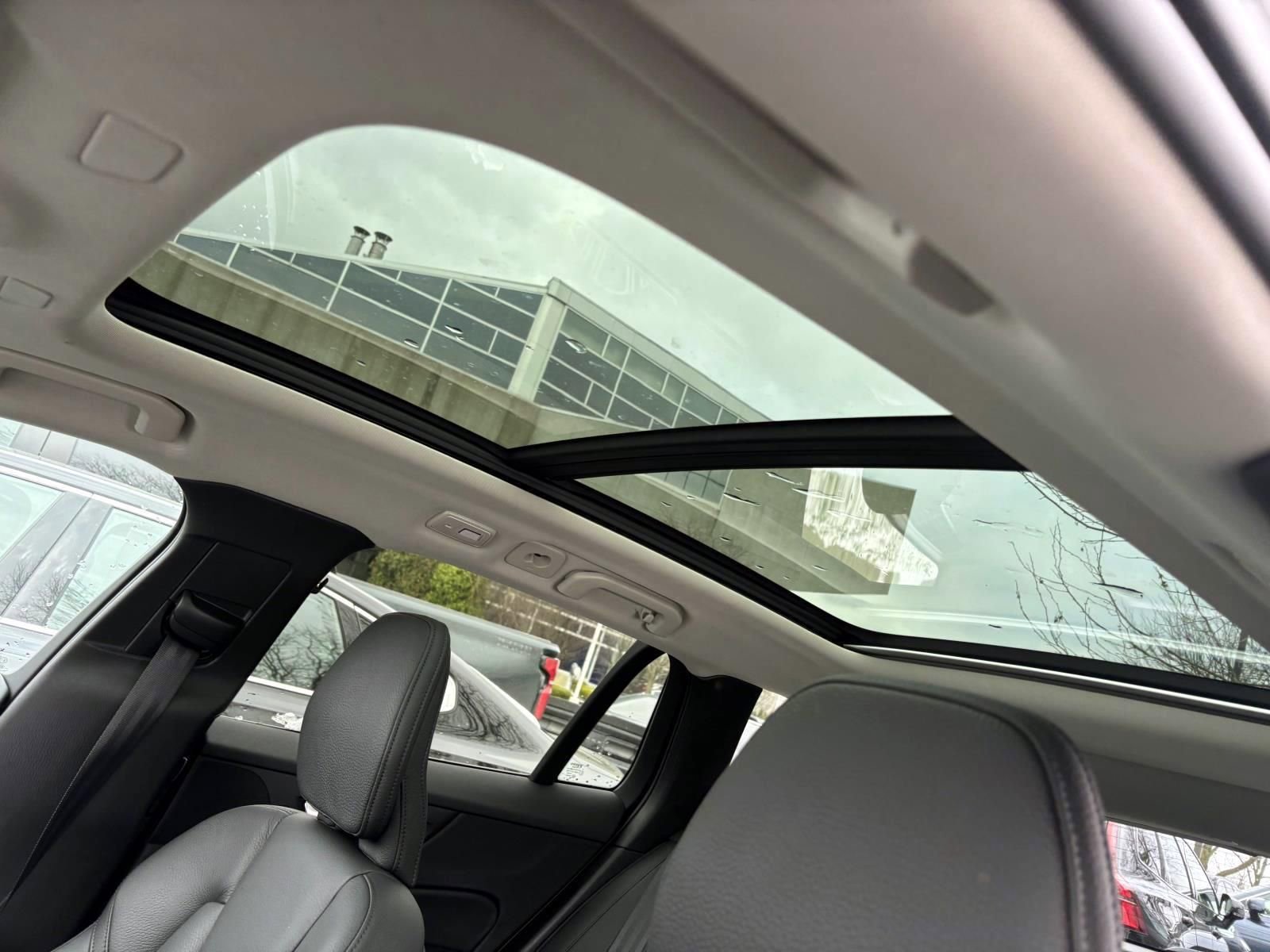 Used 2025 Volvo V60 B5 Cross Country Plus image 22