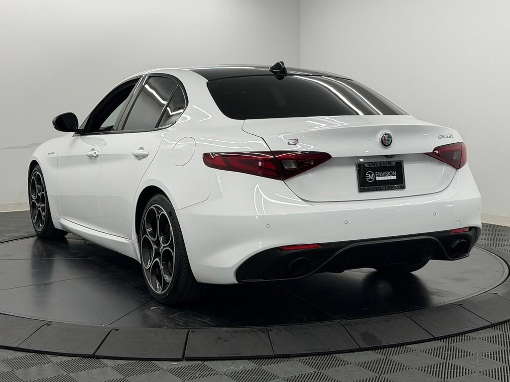 Used 2023 Alfa Romeo Giulia Veloce RWD image 12