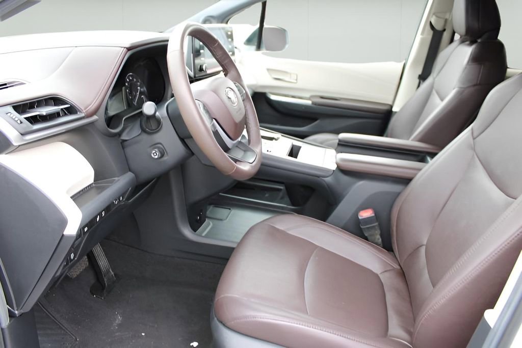 Certified 2024 Toyota Sienna Platinum image 8