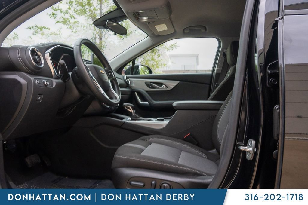Used 2025 Chevrolet Blazer LT FWD image 3