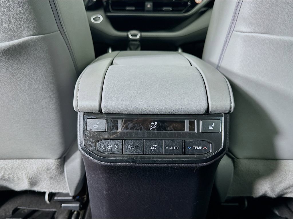 Used 2023 Toyota Highlander Platinum image 26