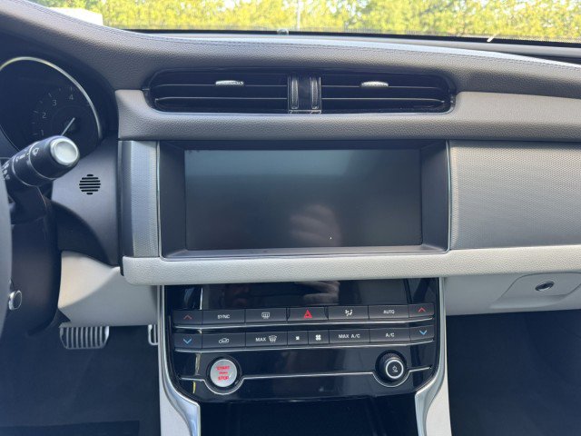 Used 2020 Jaguar XF Premium image 26