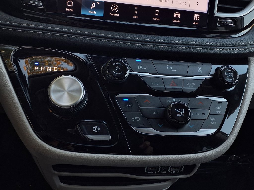 Used 2024 Chrysler Pacifica Limited FWD image 10