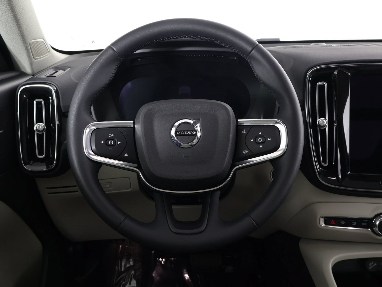 Used 2023 Volvo XC40 B5 Ultimate w/ Climate Package AWD/4WD image 8