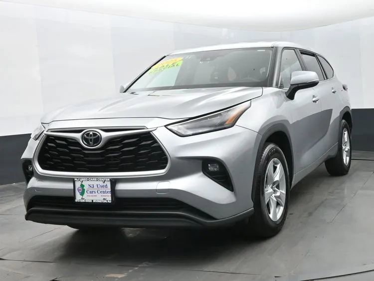 Used 2025 Toyota Highlander LE FWD image 1