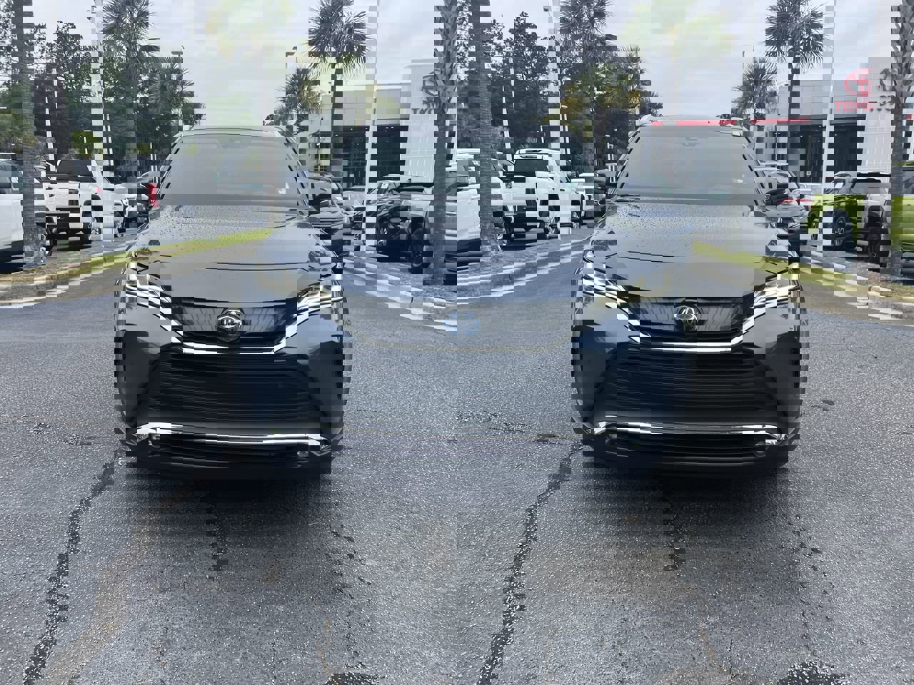 Used 2024 Toyota Venza XLE AWD/4WD image 3