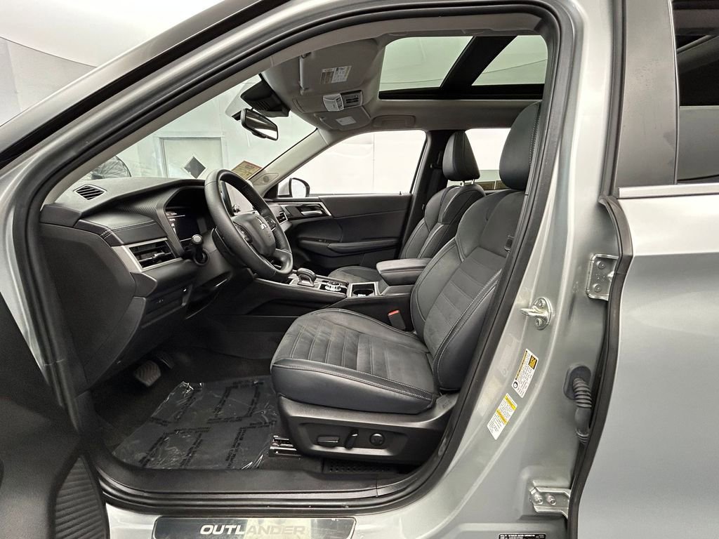 Used 2024 Mitsubishi Outlander SE image 16