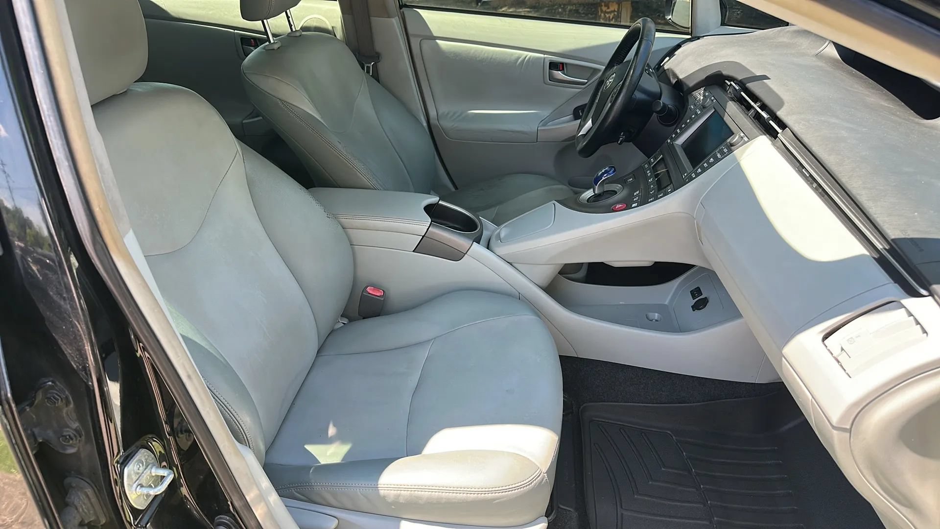 Used 2014 Toyota Prius Four w/ Solar Roof Package FWD image 24