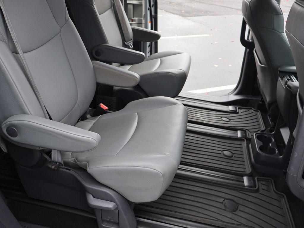 Used 2021 Toyota Sienna XLE image 29
