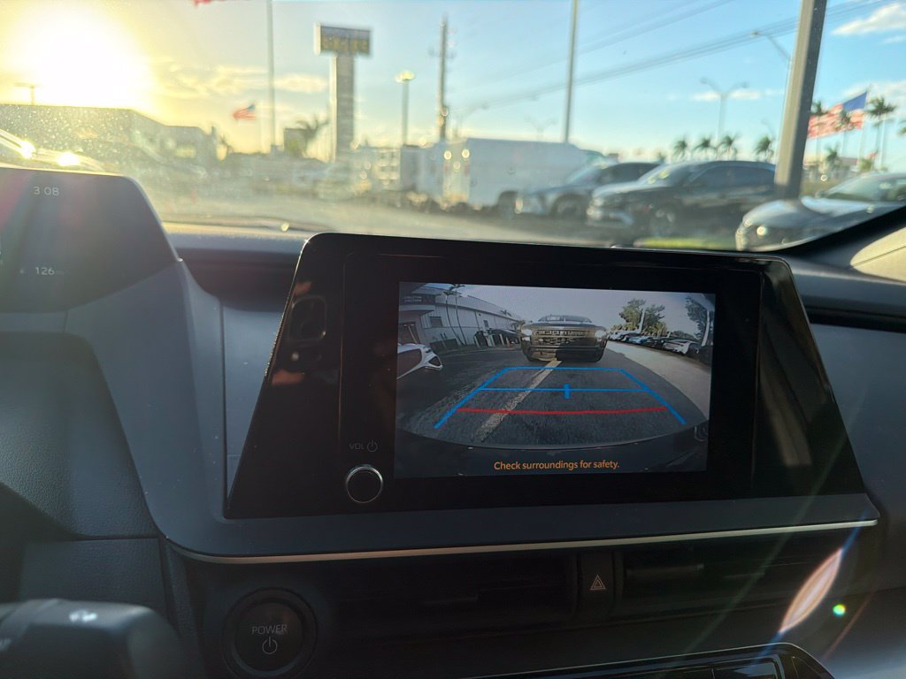 Used 2023 Toyota Prius LE FWD image 4