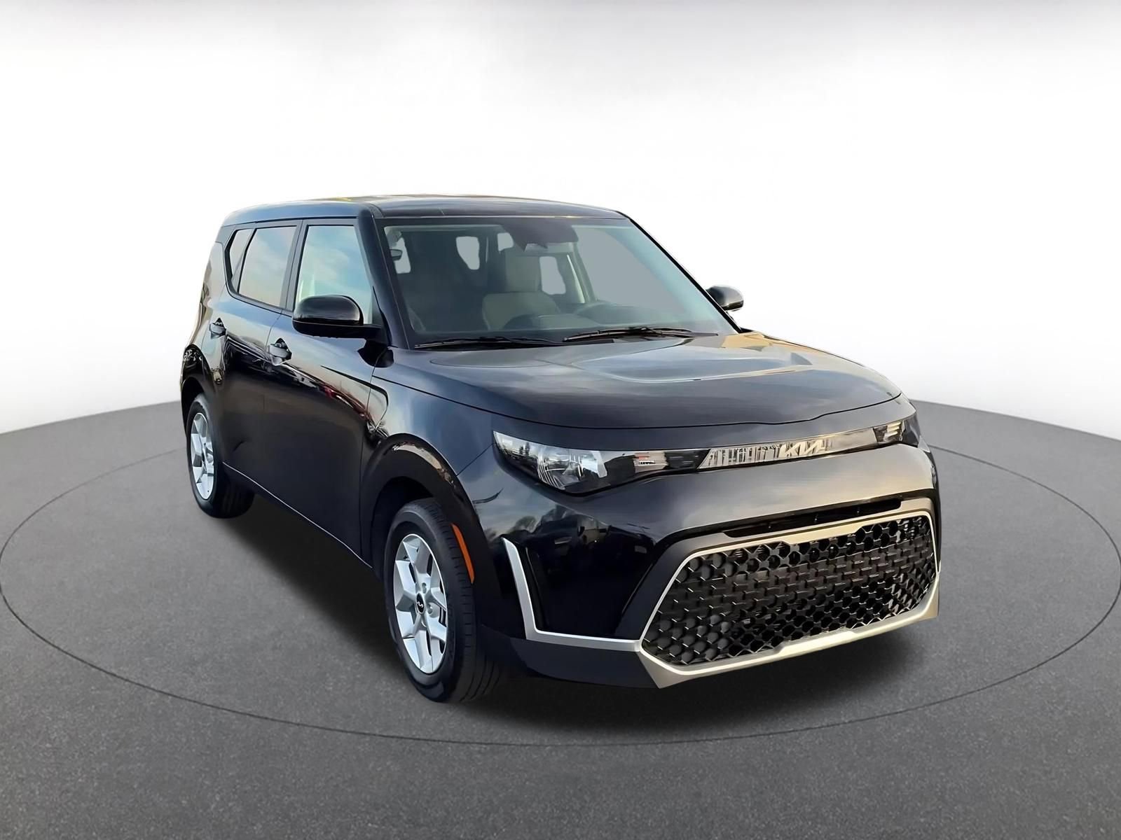 Used 2025 Kia Soul LX w/ LX Technology Package image 3