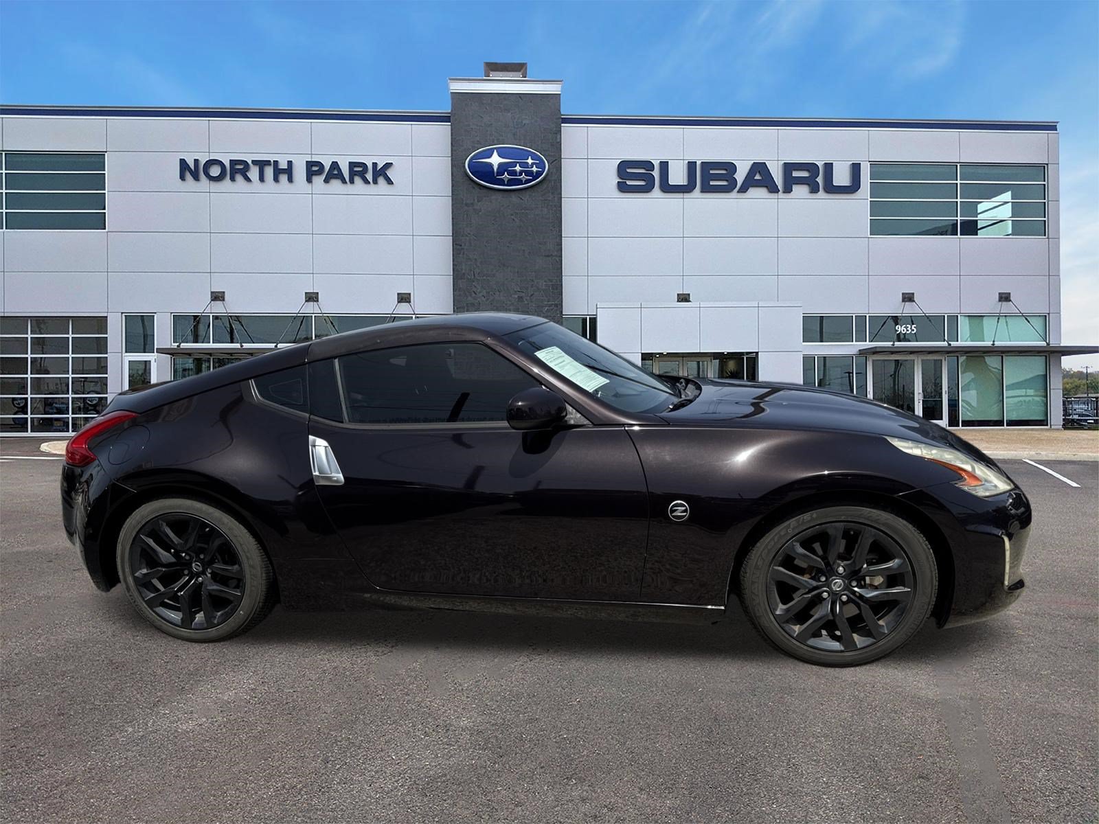 Used 2017 Nissan 370Z Coupe RWD image 2