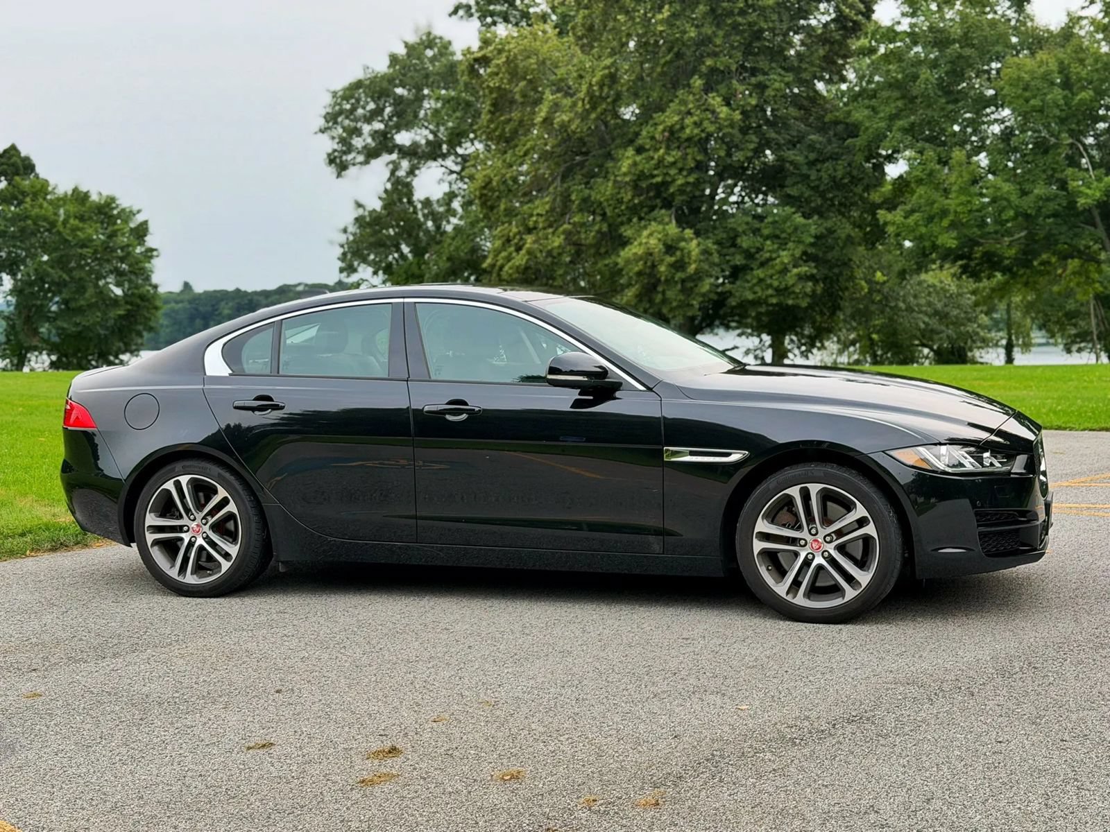 Used 2017 Jaguar XE Premium AWD/4WD image 4