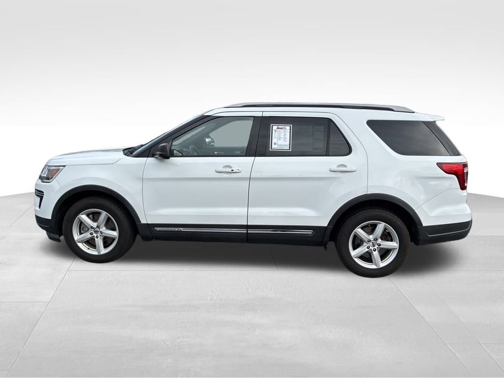 Used 2018 Ford Explorer XLT image 2
