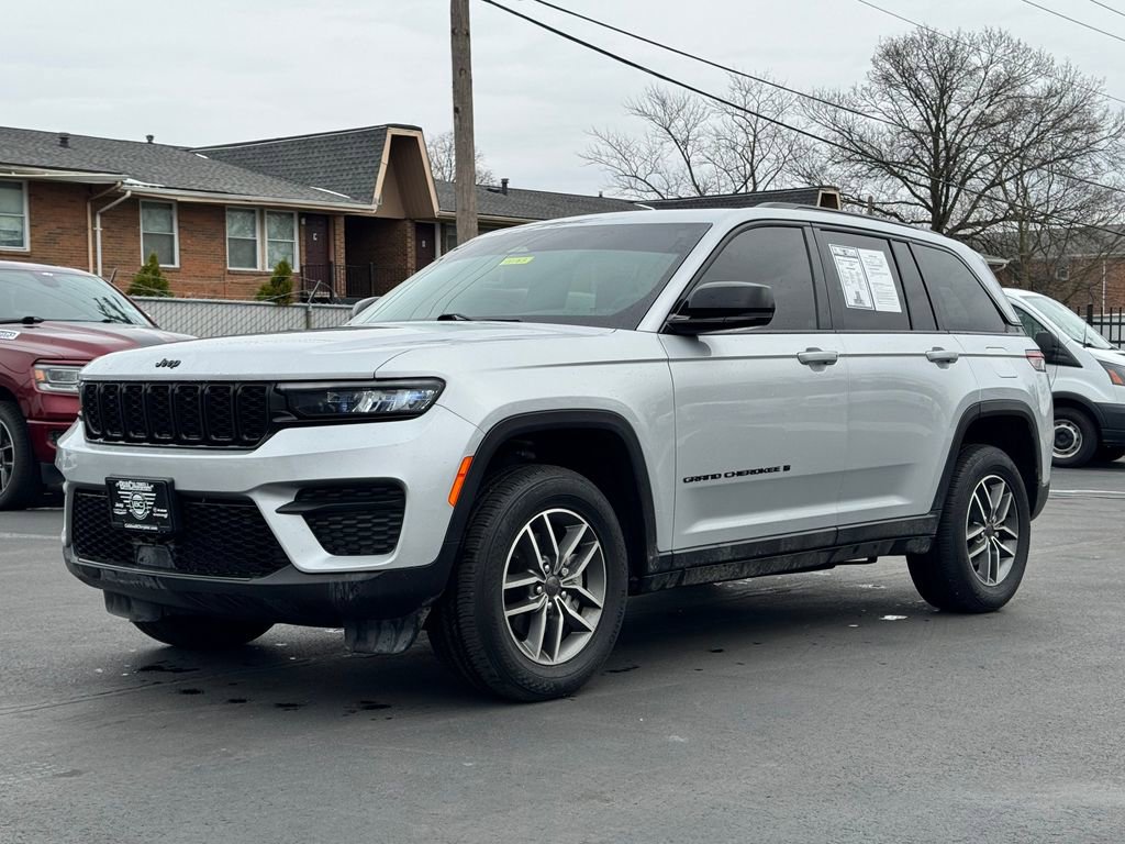 Used 2024 Jeep Grand Cherokee Altitude image 3