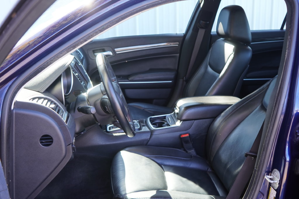 Used 2017 Chrysler 300 Limited w/ Value Package RWD image 12