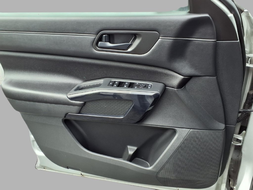 Used 2025 Nissan Pathfinder SV AWD/4WD image 19