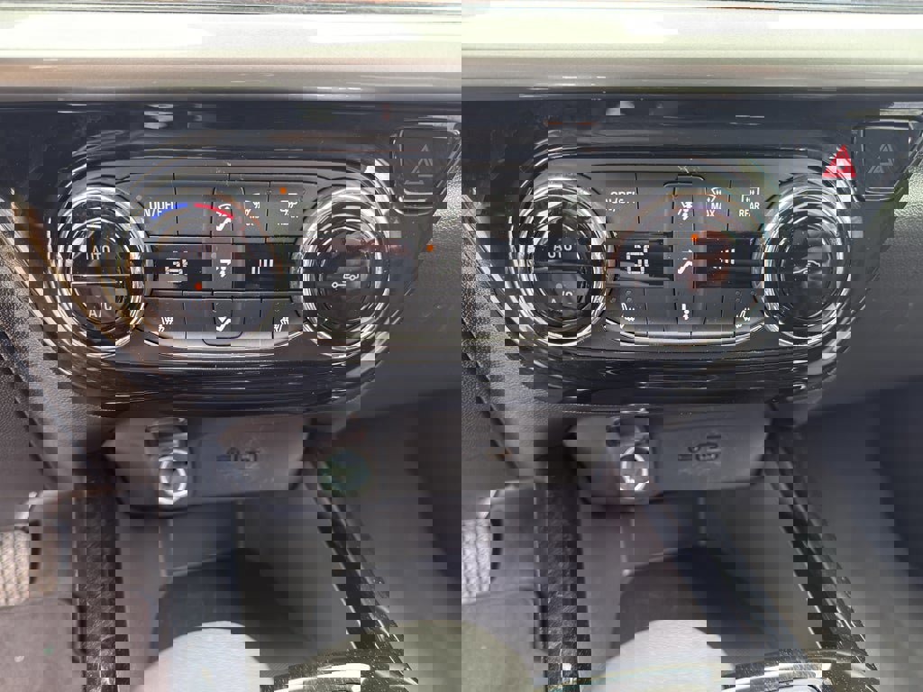 Used 2025 Chevrolet Trax LT w/ LT Convenience Package FWD image 16