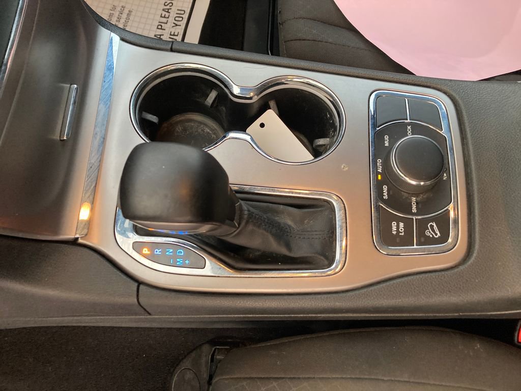 Used 2020 Jeep Grand Cherokee Laredo image 34