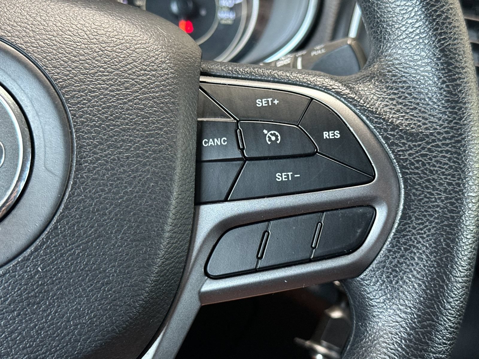 Used 2019 Jeep Cherokee Latitude w/ Popular Appearance Group AWD/4WD image 22