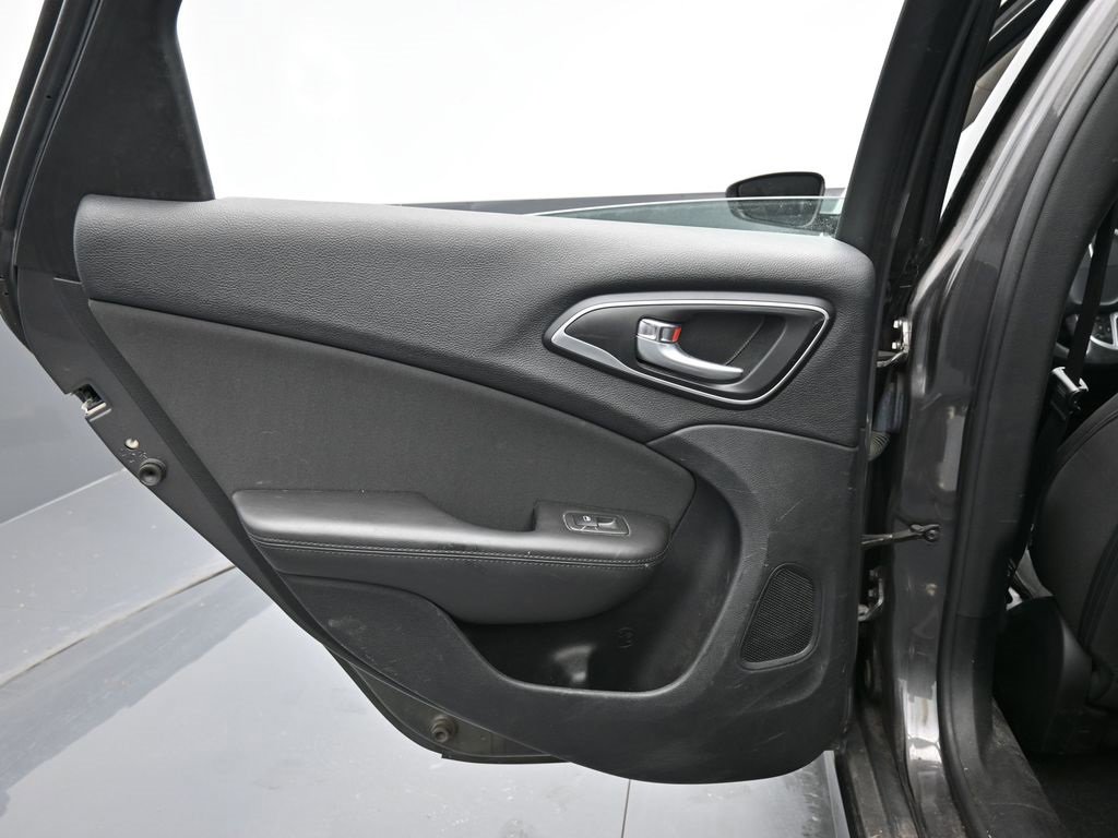 Used 2015 Chrysler 200 Limited w/ Convenience Group image 32