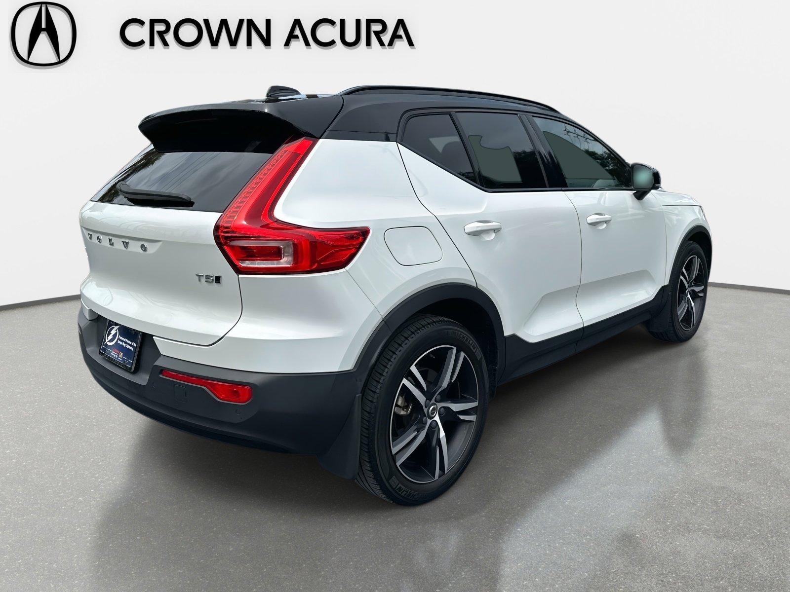 Used 2022 Volvo XC40 T5 R-Design image 5