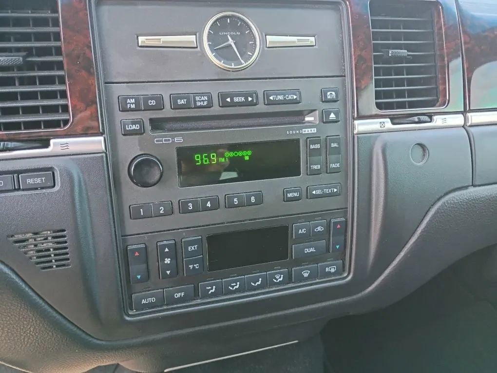 Used 2011 Lincoln Town Car Signature Limited image 11